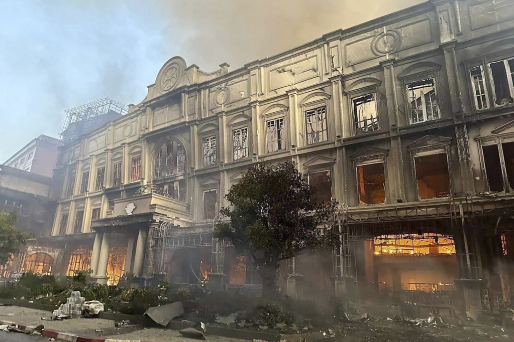 Stravičan požar u kazinu u Kambodži: Stihija odnela najmanje 11 života, ljudi skakali iz zgrada u smrt (FOTO/VIDEO)