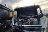 Incident na barikadama u Kosovskoj Mitrovici: Izgorele kabine kamiona (FOTO)