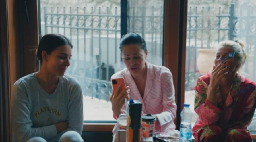 Ceca Ražnatović kakvu do sada niste videli: Pevačica sa Anastasijom i sestrom Lidijom pripremala slavu, a sve tri u pidžami! (FOTO)