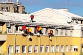 Velika akcija GSS-a: Spustili se sa krova i podelili novogodišnje paketiće deci u Tiršovoj (VIDEO)