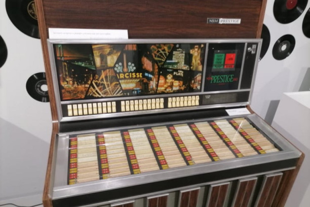 Ovo je bio život pre interneta! Izložba predmeta za koje mladi ne znaju čemu služe: Puna soba stvari koje danas stanu u jedan mobilni (FOTO)