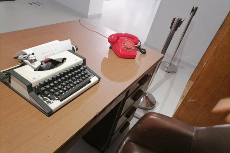 Ovo je bio život pre interneta! Izložba predmeta za koje mladi ne znaju čemu služe: Puna soba stvari koje danas stanu u jedan mobilni (FOTO)