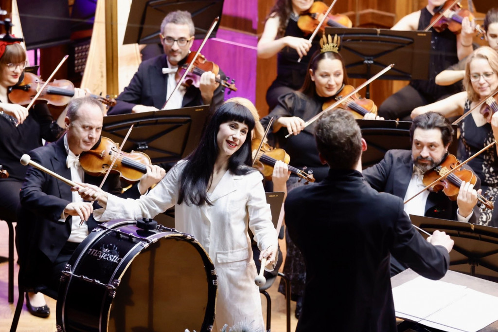 Konstrakta napravila haos na Kolarcu: Svađala se sa dirigentom i svirala bubanj pred oduševljenom publikom (FOTO/VIDEO)