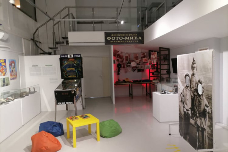 Ovo je bio život pre interneta! Izložba predmeta za koje mladi ne znaju čemu služe: Puna soba stvari koje danas stanu u jedan mobilni (FOTO)