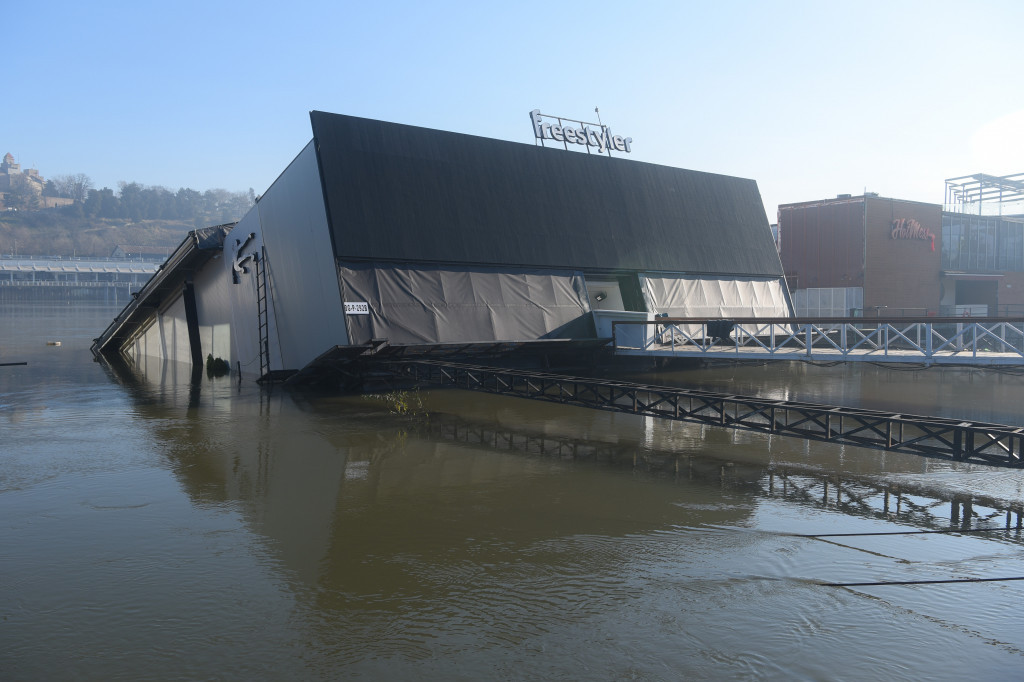Splav Fristajler potonuo do pola! Oglasio se i Šapić - slede kontrole i drakonske kazne za one koji puste toliko ljudi (FOTO)
