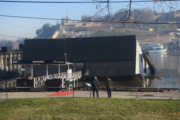 Splav Fristajler potonuo do pola! Oglasio se i Šapić - slede kontrole i drakonske kazne za one koji puste toliko ljudi (FOTO)