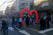 "Ulica otvorenog srca" u centru Beograda: Mališani pevali u glas sa horom "Čarolija", trubači Deda Mrazovi prave atmosferu (FOTO/VIDEO)