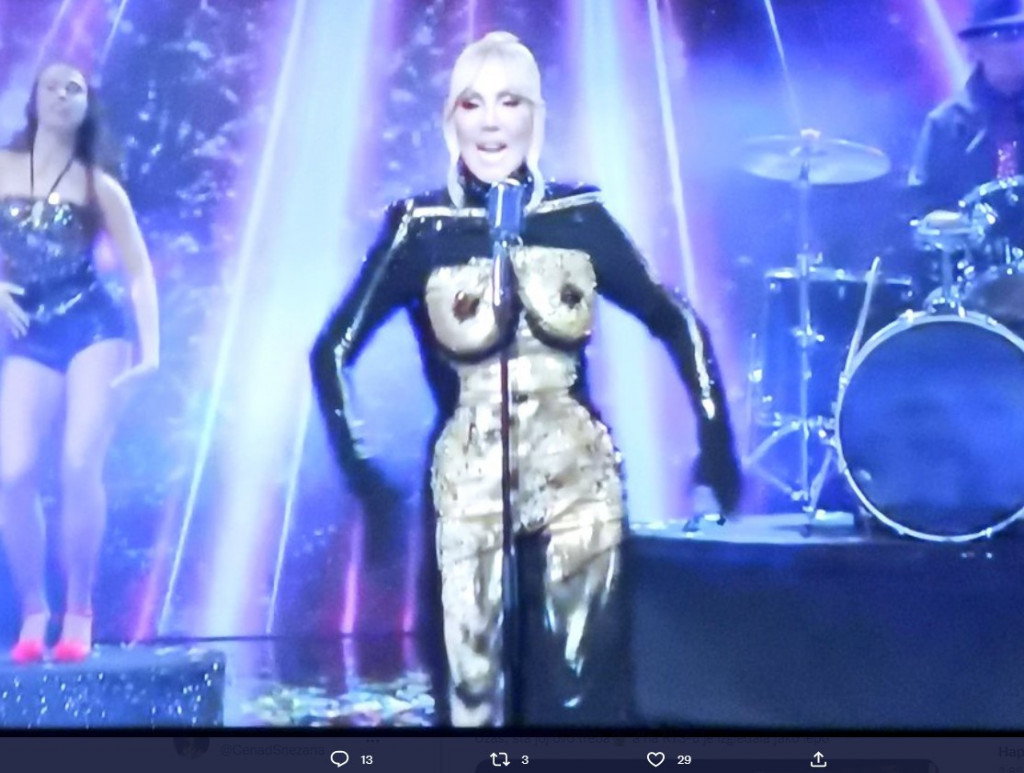 Zbog ove haljine Brena je završila na stubu srama, a sada je istu ponela najuticajnija modna blogerka u Parizu