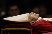 Hiljade se okupile u Vatikanu da odaju poštu papi Benediktu: Otkrivene i njegove poslednje reči