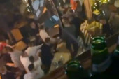 Opšta makljaža tokom proslave: U kafiću u Novom Pazaru se nije znalo ko koga udara (VIDEO)