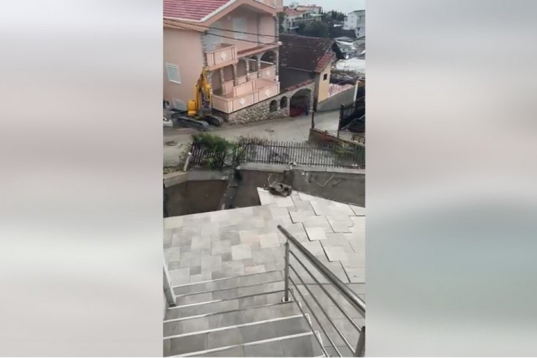 Video-snimak izazvao haos na mrežama: Srušio se deo kuće u Sutomoru, nestali ograda i dvorište! (VIDEO)