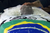 Brazil tuguje: Hiljade ljudi se oprošta od Pelea - kovčeg postavljen na stadionu Santosa! (FOTO GALERIJA)