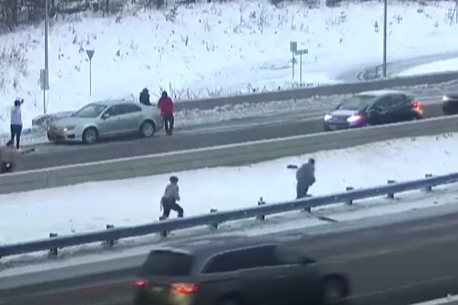 Vozač peške bežao od policije, dvaput ga oborili šokerom, a on je ponovo ustao! Jedva ga uhapsili (VIDEO)