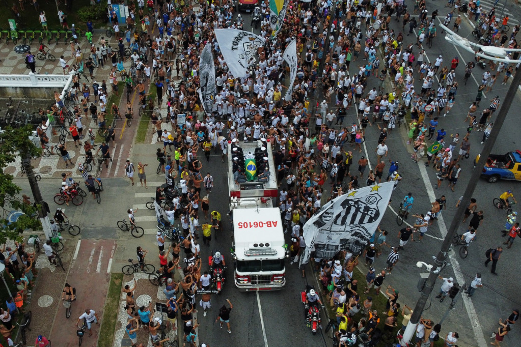 Pele krenuo ka večnoj kući: Kovčeg na krovu vatrogasnog vozila izašao sa stadiona Santosa!