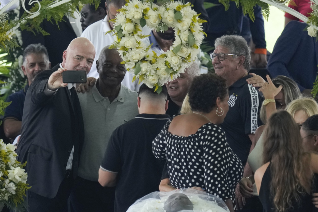 Obruka se Đani Infantino na Peleovoj sahrani! Svet bruji o skandaloznom potezu predsednika FIFA!