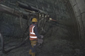 Divovska borba radnika i inženjera sa prirodom tokom probijanja tunela Laz: Iz dubinske stenske mase šiklja ogromna količina vode (FOTO)
