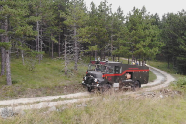 Engleskinja se preselila u jedno srpsko selo: Melisa nagovorila muža da kupe vatrogasni kamion, pa punom parom gase šumske požare! (FOTO)