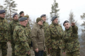 Ministar Vučević obišao pripadnike 126. brigade VOJIN: Uručena mu maketa radara AN/TPS-70 (FOTO)