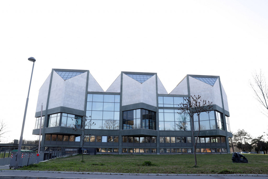 "Dovedite one koji bi inače rekli - ma šta ću ja tamo": Otvorena izložba “Aktivitet: 100 godina nadrealizma” (FOTO)