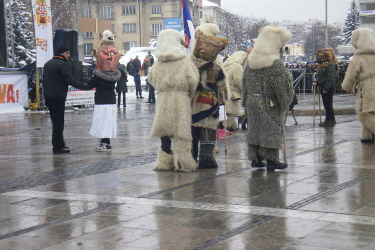 Maskirani pevaju po kućama, a mnogi ih se plaše, pre nego što krenu u pohod, ne smeju ni slučajno da spavaju sa ženom: Ko su koledari?