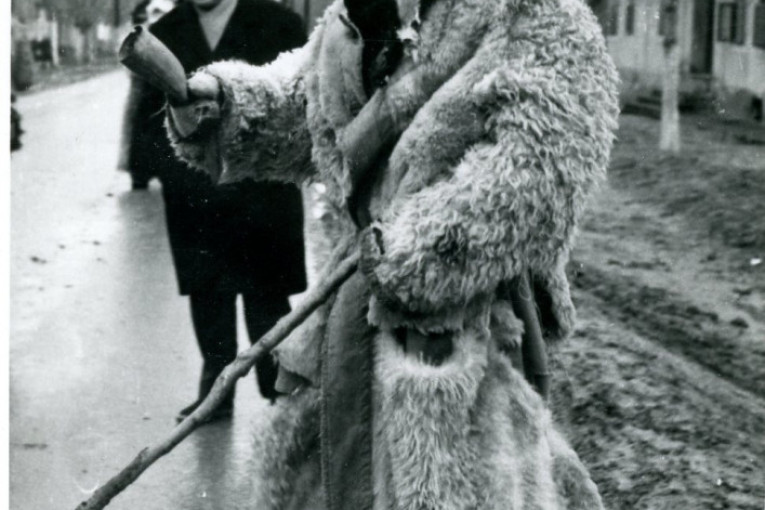 Maskirani pevaju po kućama, a mnogi ih se plaše, pre nego što krenu u pohod, ne smeju ni slučajno da spavaju sa ženom: Ko su koledari?