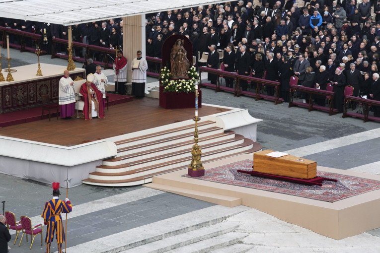 Sahranjen papa Benedikt XVI: Istorijsku ceremoniju predvodio papa Franja, 50.000 ljudi okupilo se da ga isprati