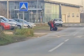 Stravičan snimak iz Novog Sada: Pesnicom krvnički udara ženu! (UZNEMIRUJUĆI VIDEO)