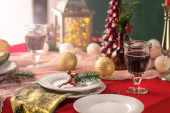 Neka vaša svečana trpeza izgleda kraljevski: Predlozi za božićnu dekoraciju stola (VIDEO)