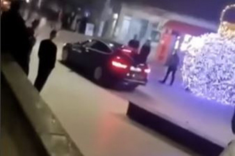 Haos u Surdulici: Vozio BMW kroz pešačku zonu u centru grada! (VIDEO)