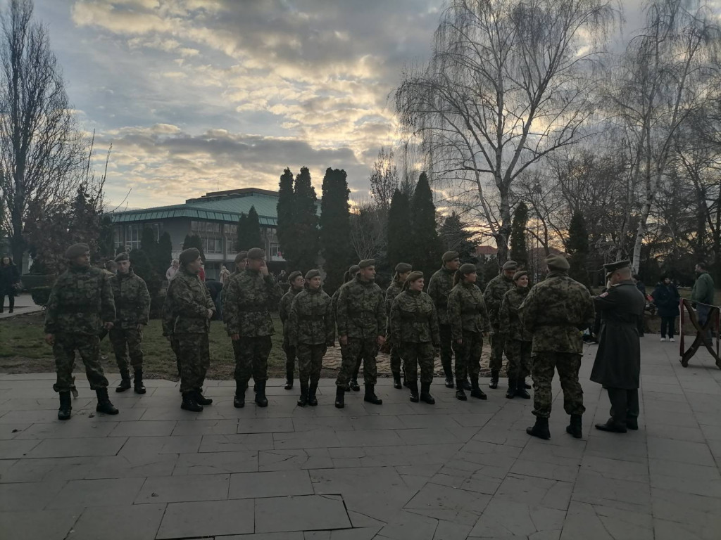 Tradicionalno paljenje badnjaka kod Hrama Svetog Save: Građani se raduju kao deca - "Neka nam je srećno Badnje veče!" (FOTO/VIDEO)