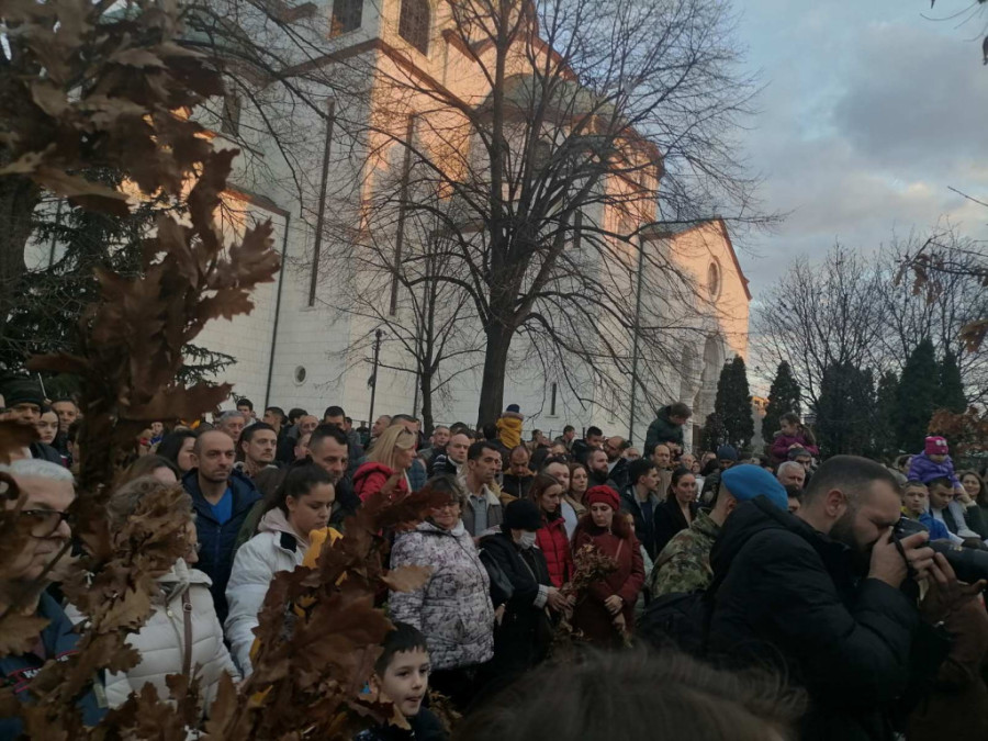 Tradicionalno paljenje badnjaka kod Hrama Svetog Save: Građani se raduju kao deca - "Neka nam je srećno Badnje veče!" (FOTO/VIDEO)