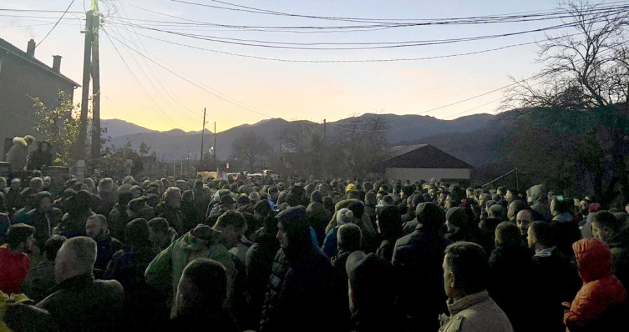 Posle pucnjave na dečake blokiran put u Gotovuši!