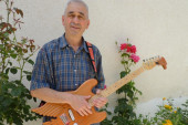 Negovan pravi gitare sa srpskim motivima: Telo u obliku grba Srbije, a rezbarija kao kod gusala (VIDEO)