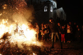 Jedinstveni događaj na Badnje veče: Paljenje badnjaka ispred Hrama Svetog Save kroz objektiv reportera 24sedam (FOTO)