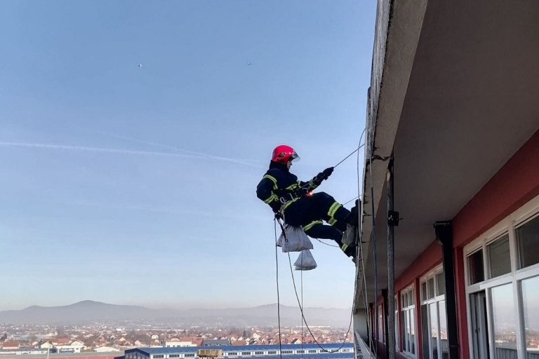 Spustili se sa krova bolnice u Čačku: Vatrogasci podelili paketiće mališanima na lečenju