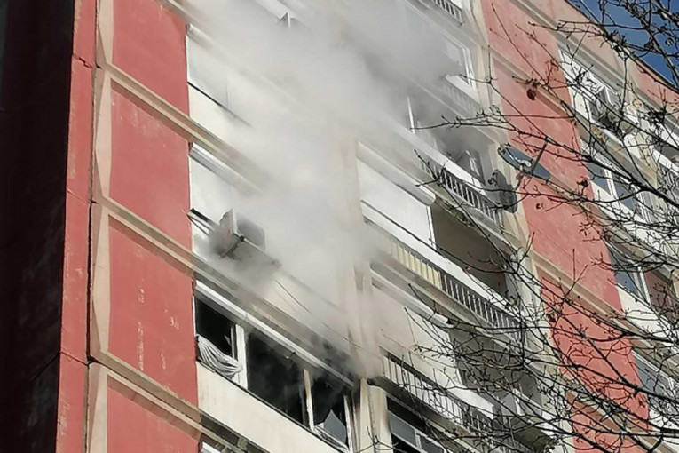 Požar u soliteru u Nišu! Stradala starija žena, komšije pokušale da je spasu (FOTO/VIDEO)
