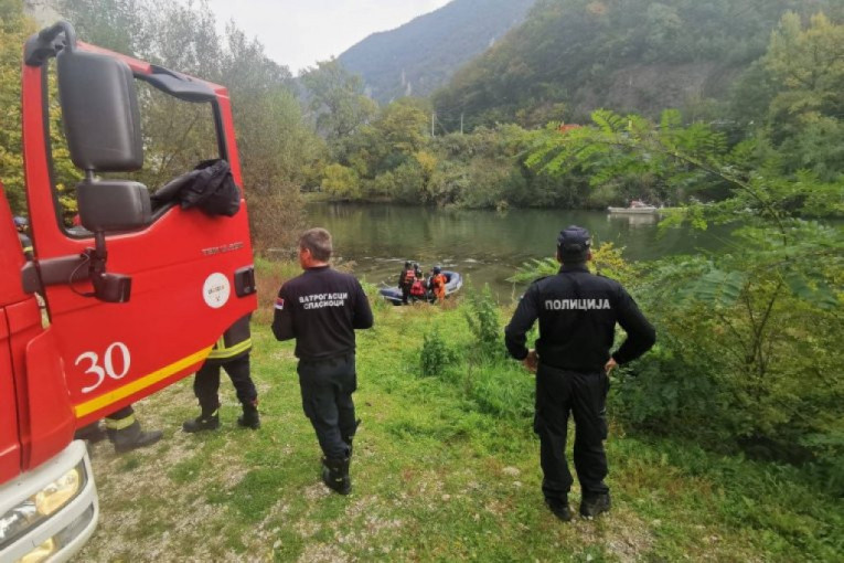 Neverovatna scena u Sjenici ostavila građane u šoku: Džipom i bagerom izvlačili automobil iz jezera!