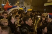 Srbi u Parizu veličanstveno proslavili Božić: Na hiljade vernika na ulicama, paljenje badnjaka, trubači… (VIDEO)
