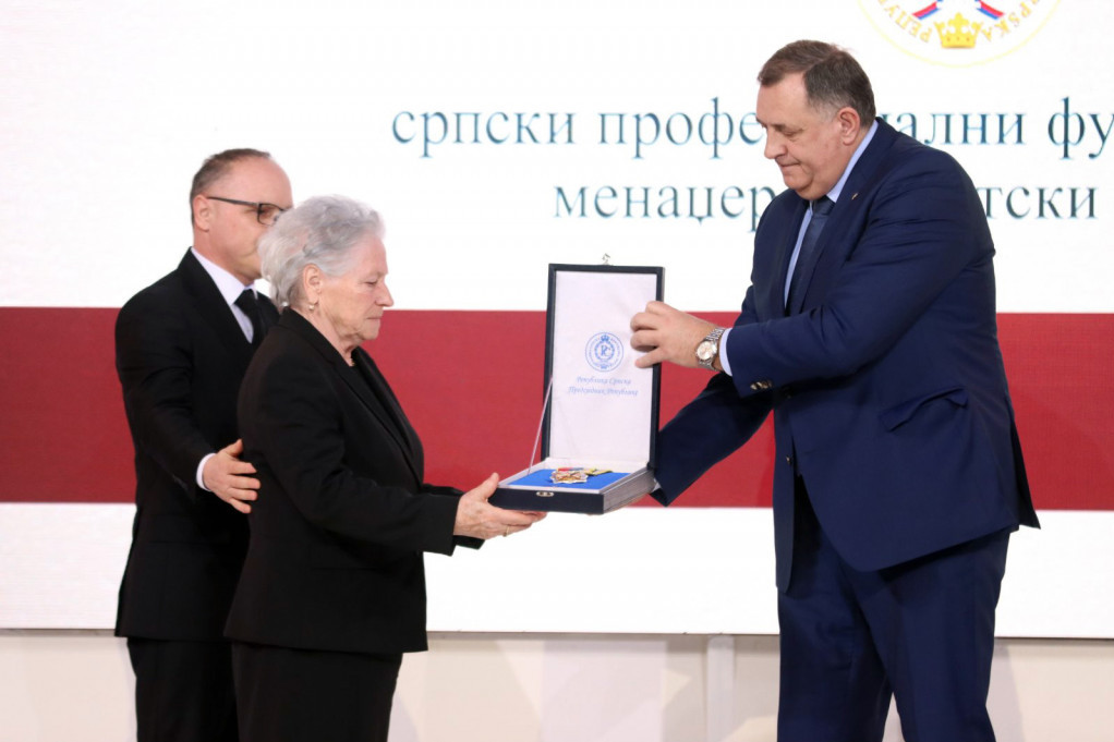 Posthumno odlikovan Siniša Mihajlović! Majka Viktorija primila Orden zastave Srpske sa zlatnim vencem!