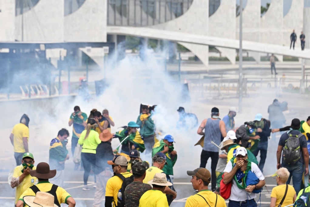 Haos u Brazilu: Demonstranti ne priznaju pobedu novog predsednika, probijena zgrada vlade! (FOTO)