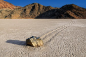 Decenijama zbunjuju naučnike! U Dolini smrti, džinovske misteriozne stene kreću se same po pustinji
