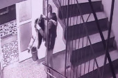 Lopovi ne biraju ni vreme ni plen: Mladić ušetao u zgradu u Bloku 38 i nonšalantno ukrao dečju jaknu (VIDEO)