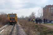 Železnička nesreća u Nišu: Deku pokosila šinska mašina dok je pretrčavao prugu (FOTO/VIDEO)