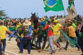 Brazilski huligani oborili policajca sa konja, pa ga brutalno tukli palicama (VIDEO)