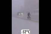 Život na minus 61 u Jakutiji: Voze bicikle po ledu,  patke "plivaju" po zaleđenoj reci (VIDEO)