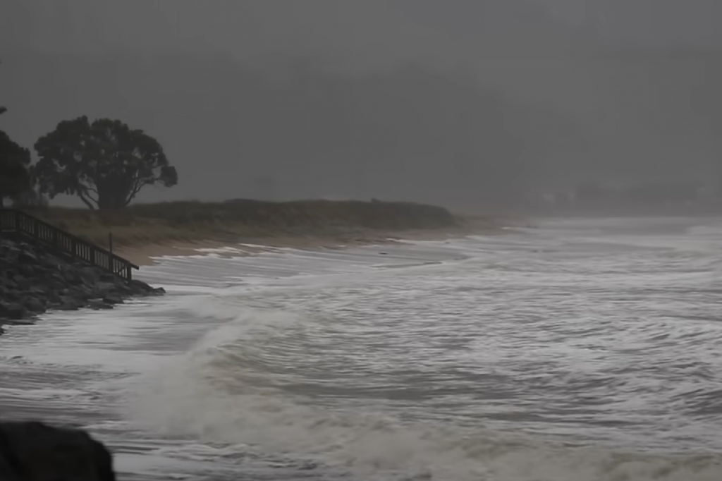 Novi Zeland na udaru ciklona: Očekuju se velike poplave (VIDEO)