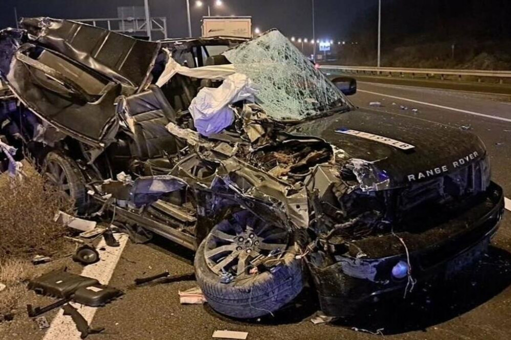 Žestoka saobraćajna nesreća kod Bubanj Potoka: "Rendž rover" udario u ogradu pa naleteo na kamion, vozilo smrskano (FOTO)