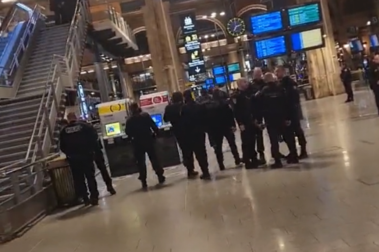 Drama na železničkoj stanici u Parizu: Nožem povredio šest osoba, policija ga ubila! (FOTO/VIDEO)