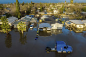 Snažna oluja ne prestaje da divlja u Kaliforniji: Poplave su odnele već 17 života,  a više od 100.000 domaćinstava ostalo bez struje (FOTO)