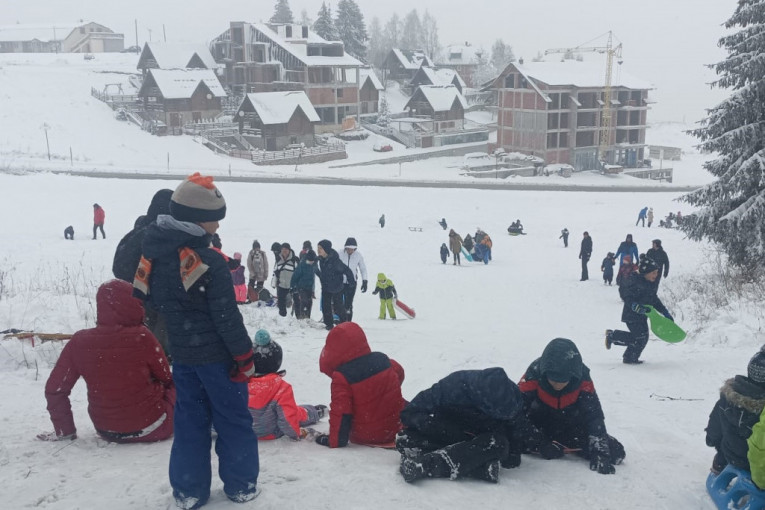 Zimska idila na Zlataru: Brojni turisti pohrlili na ovu planinu kako bi uživali u njenim čarima! (FOTO)
